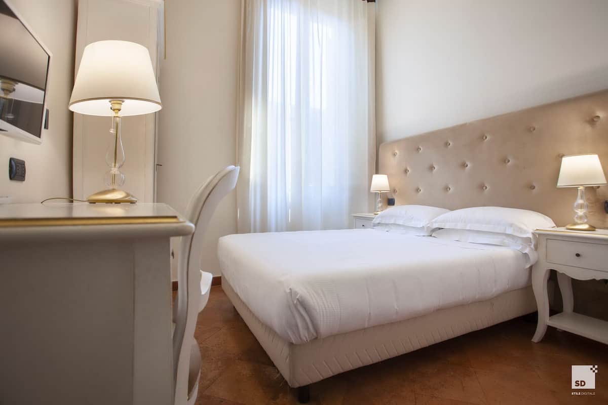 Betten mit Memory-Foam-Matratzen, Minibar, Zimmersafe, Schreibtisch