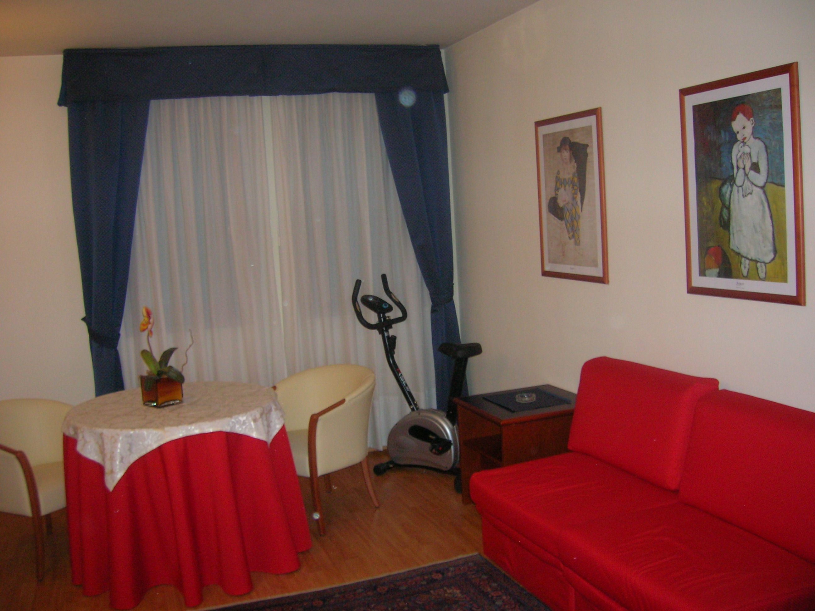 Standard Room | Living room | TV