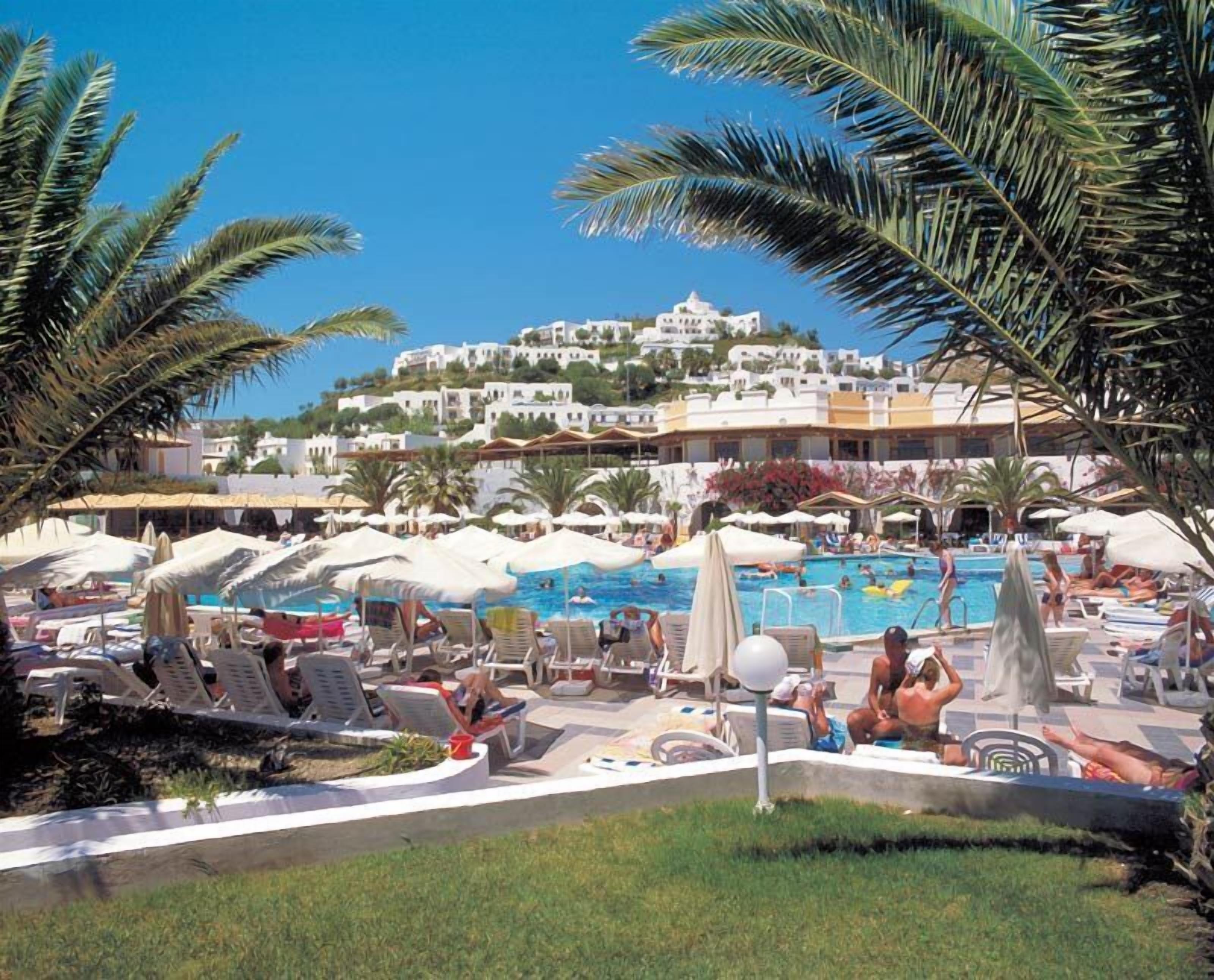 Indoor pool, 2 outdoor pools