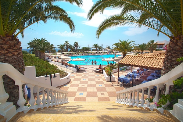 Indoor pool, 2 outdoor pools
