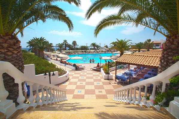 室內游泳池和2 座室外游泳池