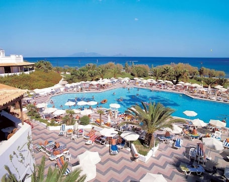 Indoor pool, 2 outdoor pools