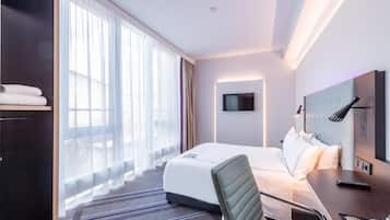 Double Room, Roll-in Shower | In-room safe, blackout curtains, soundproofing, iron/ironing board