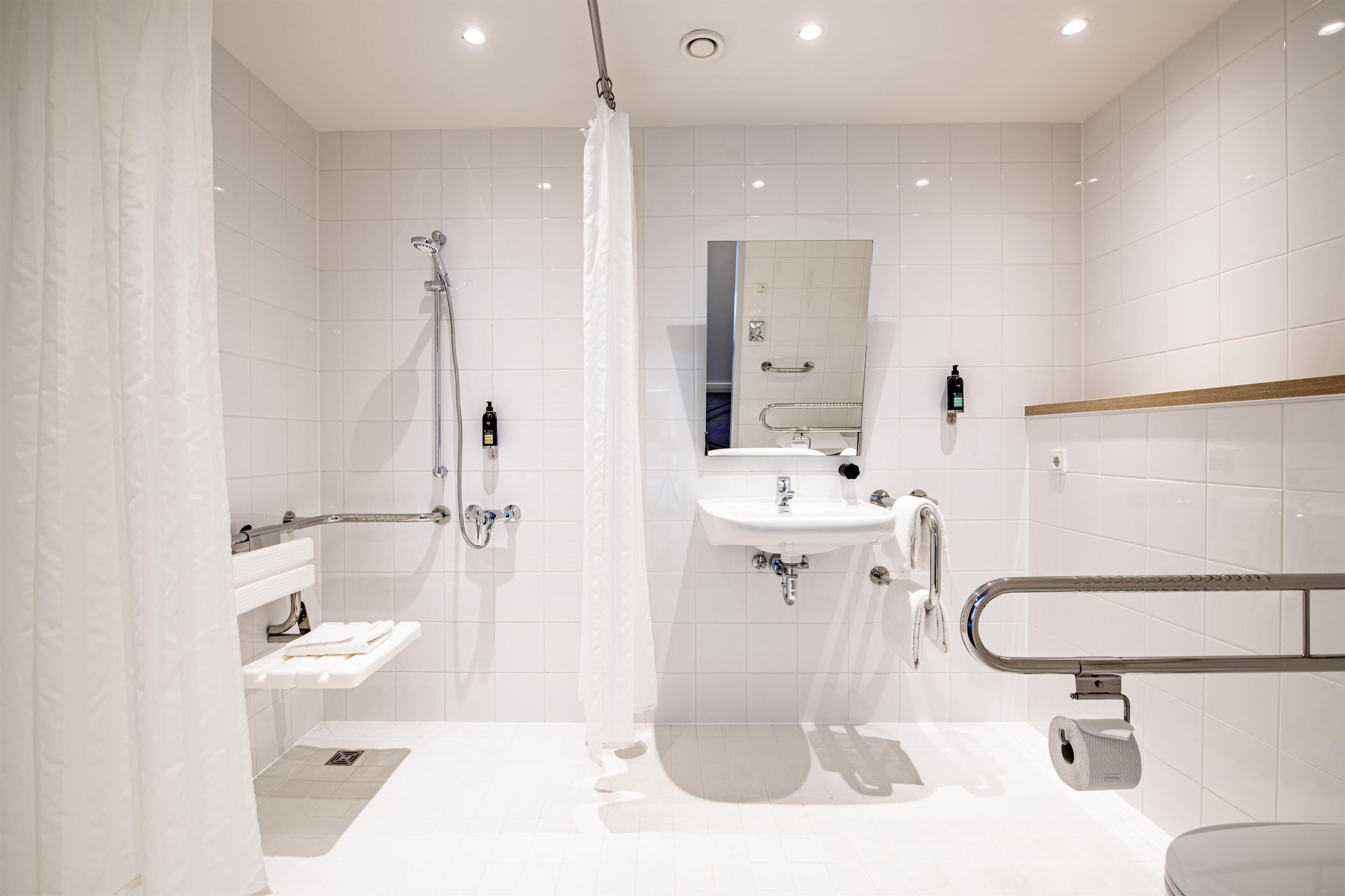 Doppelzimmer, rollstuhlgeeignete Dusche | Barrierefreies Bad