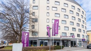 Un hotel Premier Inn amb façana corba, nombroses finestres i una señalització destacada.