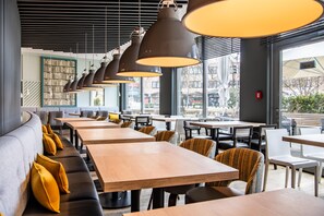 Bar (on property) - Premier Inn München Messe (Haar)