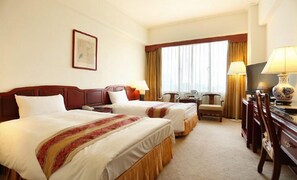 A hotel room with two beds, a desk, a chair, a television, and a window with curtains. - HiONE Gallery Hotel Taichung (Taichung)