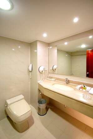 Ducha y bañera combinadas y bañera profunda