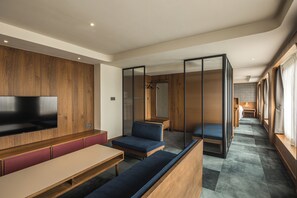 Provintia Suite | Living area | 32-inch flat-screen TV with cable channels, TV - Provintia Hotel (Tainan)