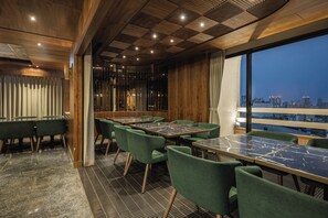 供应早餐、午餐和晚餐