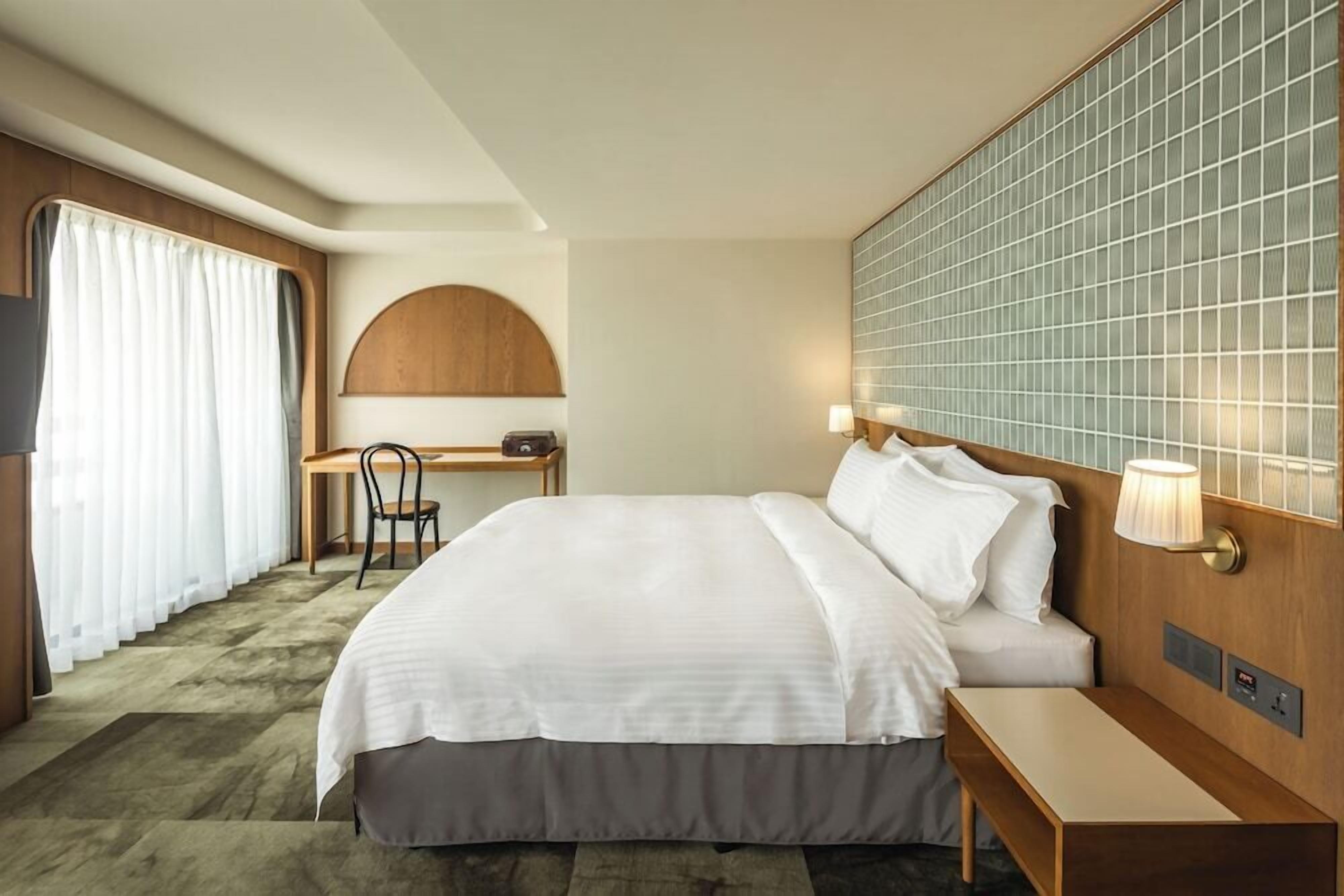 Blackout drapes, free WiFi, bed sheets