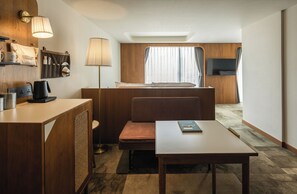 华丽三人房 | 起居区 | 32-英寸纯平电视 （配备有线频道）、电视