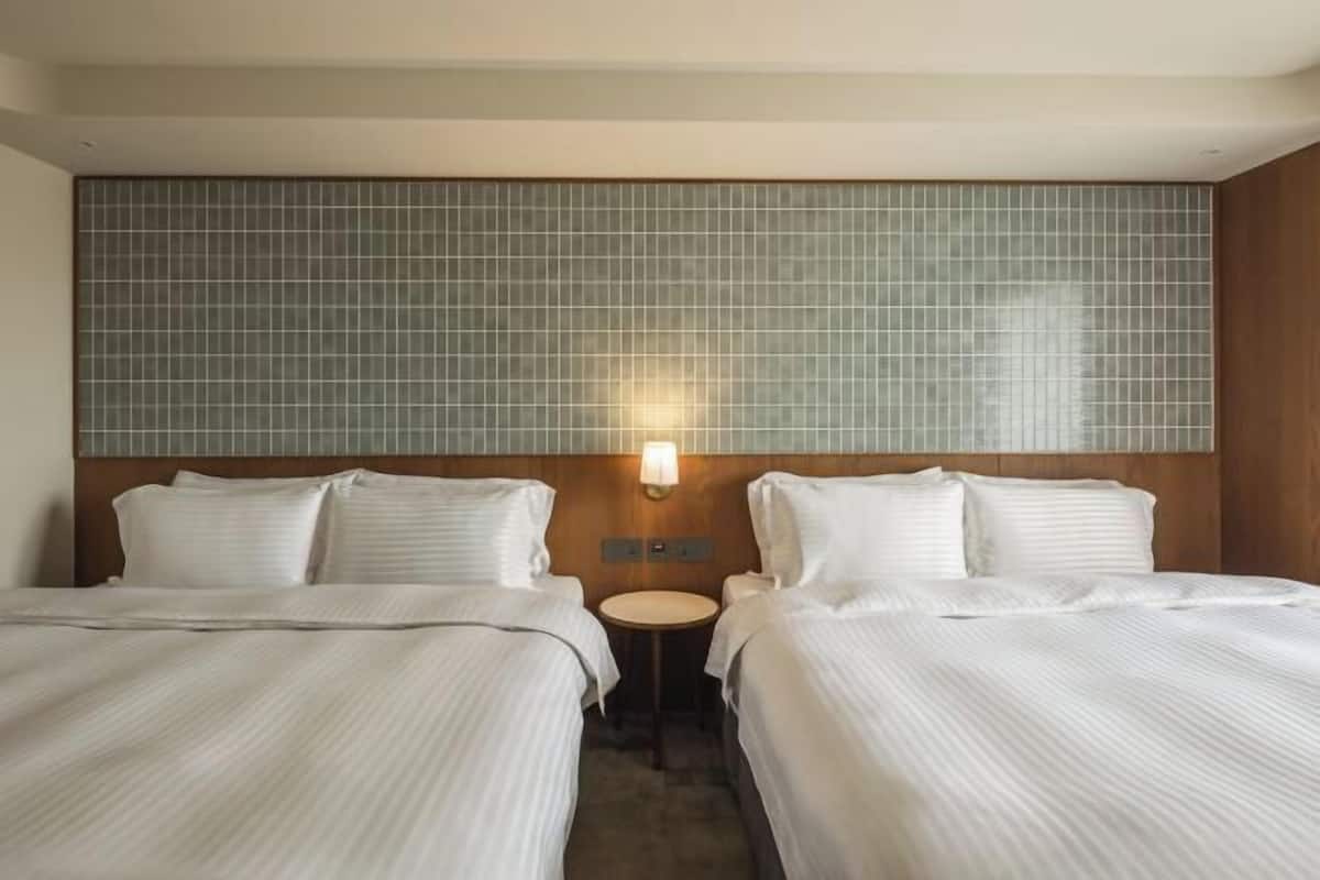 Cortinas blackout, wifi gratis y ropa de cama