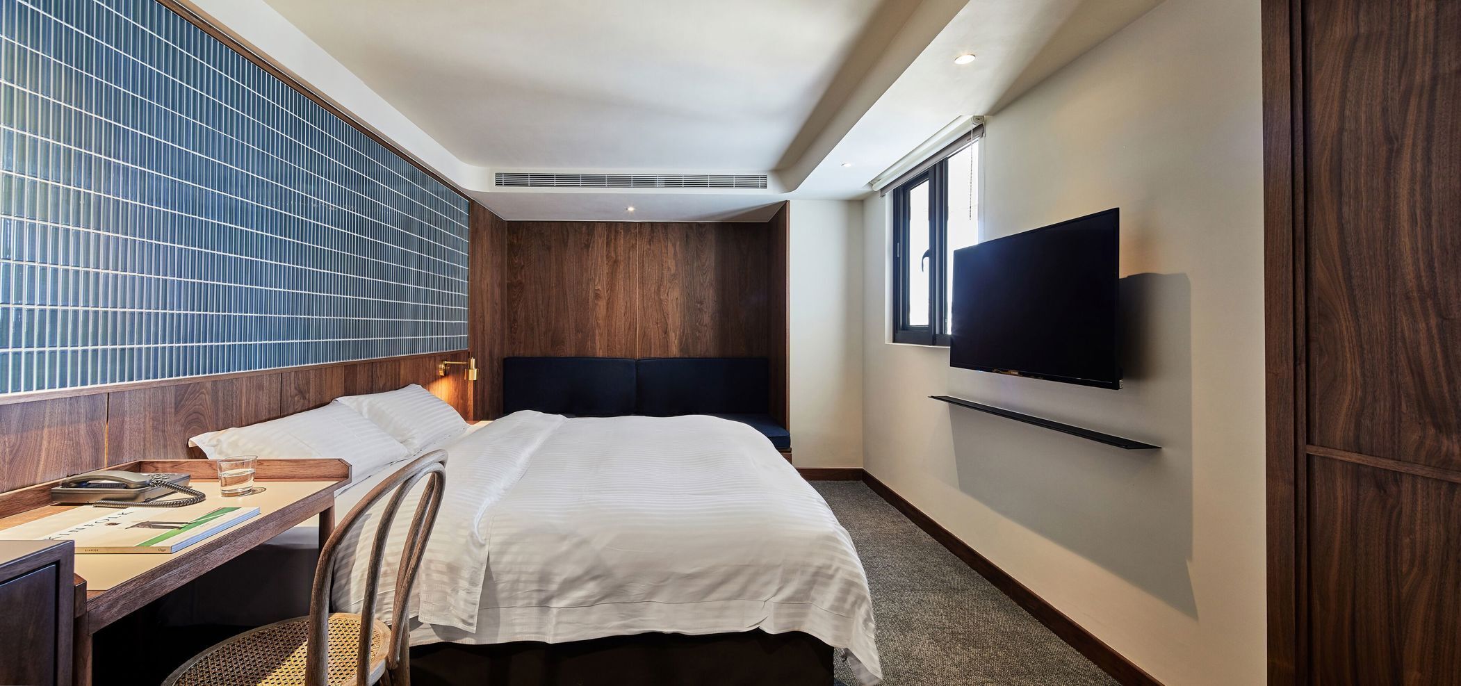 Blackout drapes, free WiFi, bed sheets