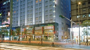 A multi-story hotel with a modern design, featuring a prominent corner location with a street view. - San Want Hotel Taipei (Taipei)
