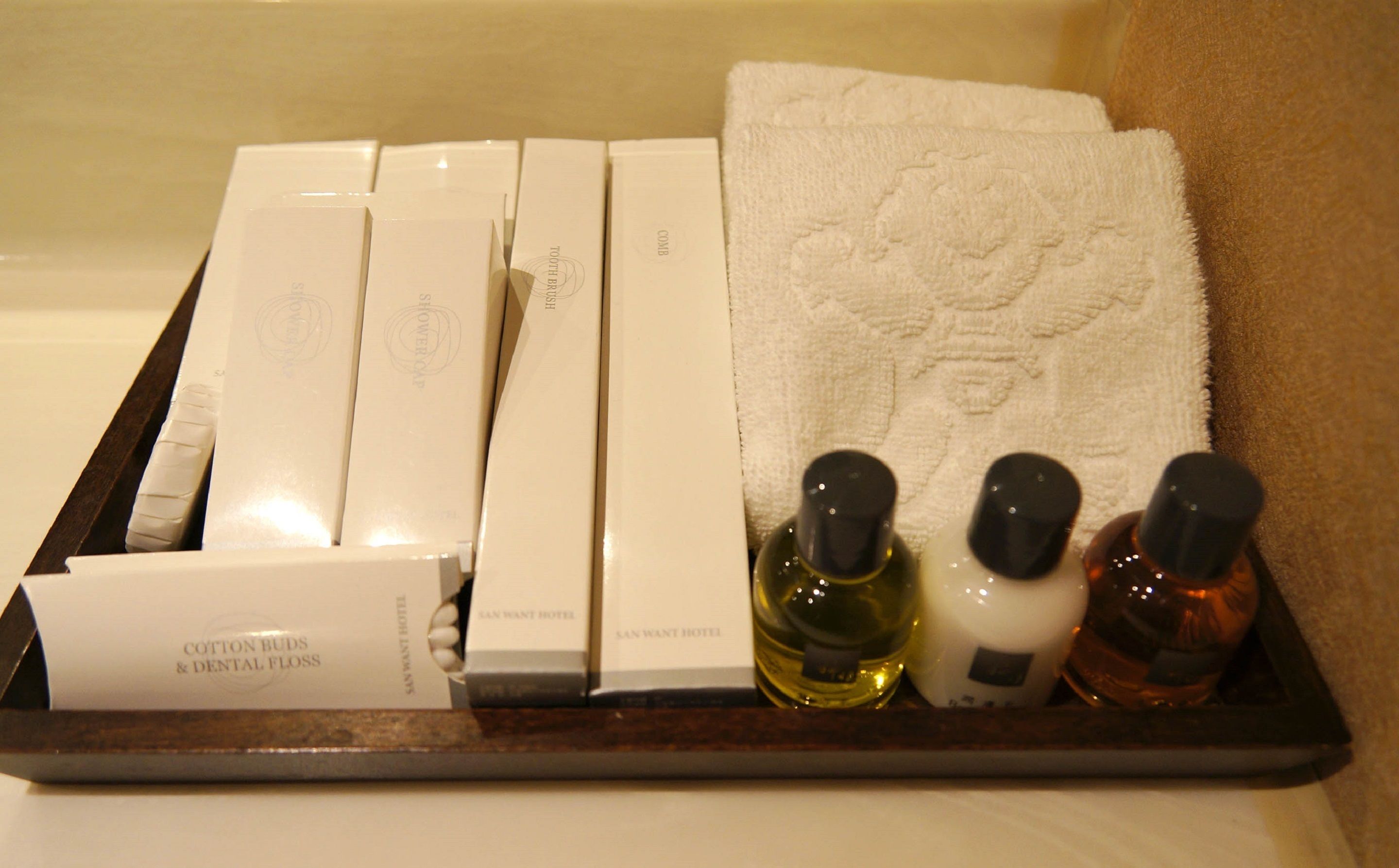 combined shower/bathtub, hair dryer, slippers, towels