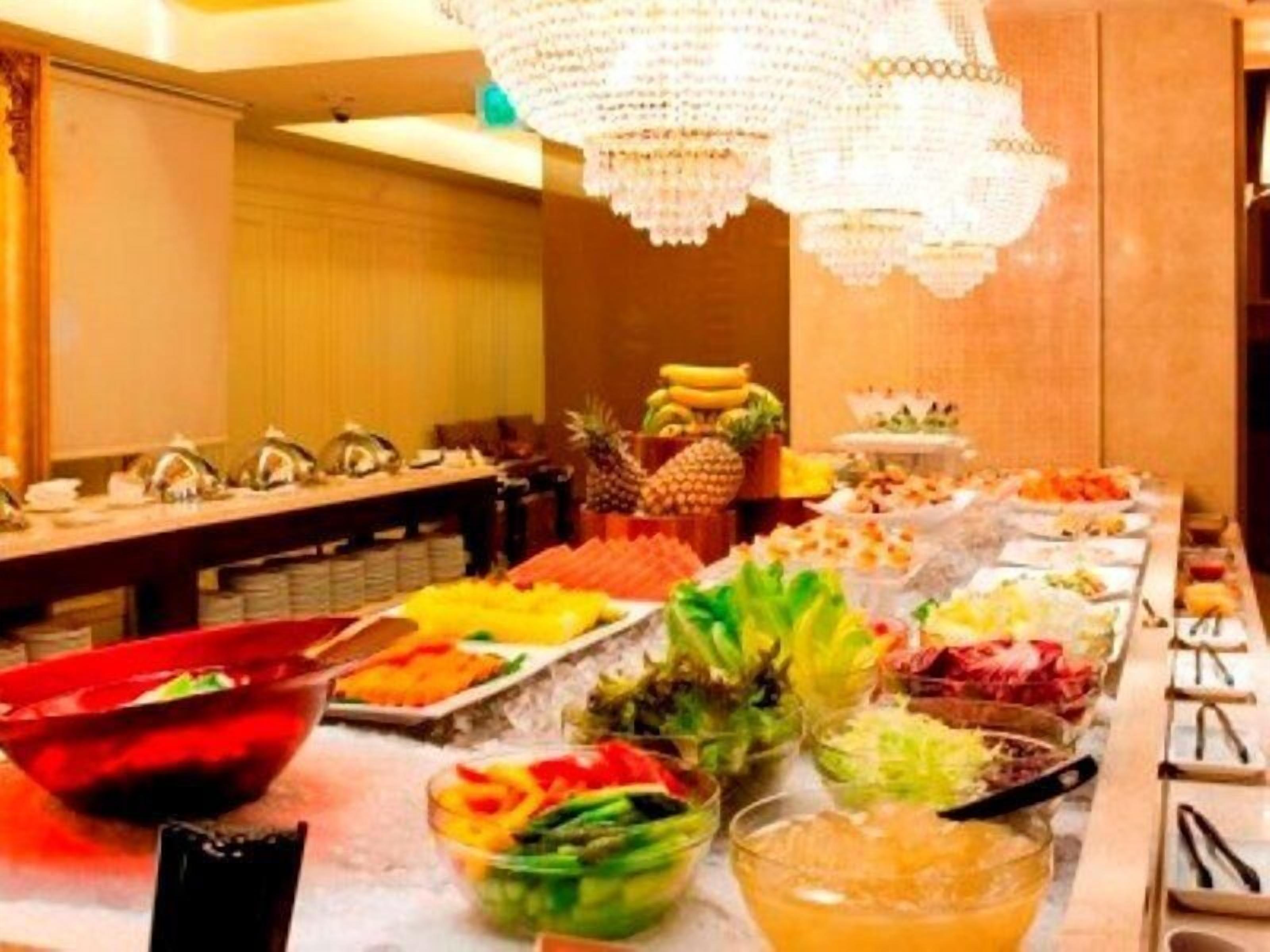 3 restaurants, breakfast, lunch, dinner served; french cuisine