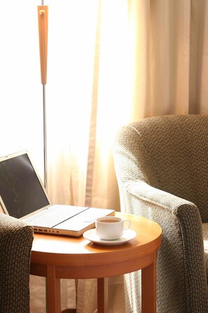 客房内保险箱、办公桌、遮光窗帘、熨斗/熨板