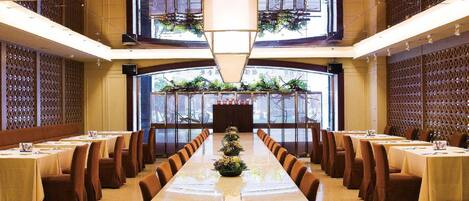 3 restaurants, breakfast, lunch, dinner served; French cuisine
