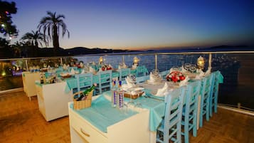 4 restaurants, breakfast, lunch, dinner served; international cuisine