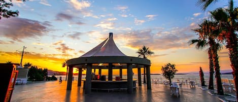 8 Bars/Lounges, 2 Poolbars, Strandbar