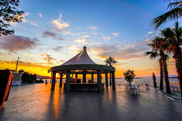 8 bars/lounges, 2 poolside bars, beach bar