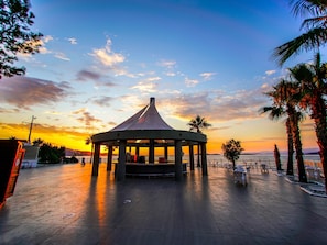 8 bars/lounges, 2 poolside bars, beach bar