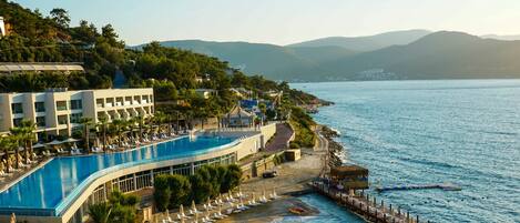 Privat strand, solstolar, parasoller och strandhanddukar