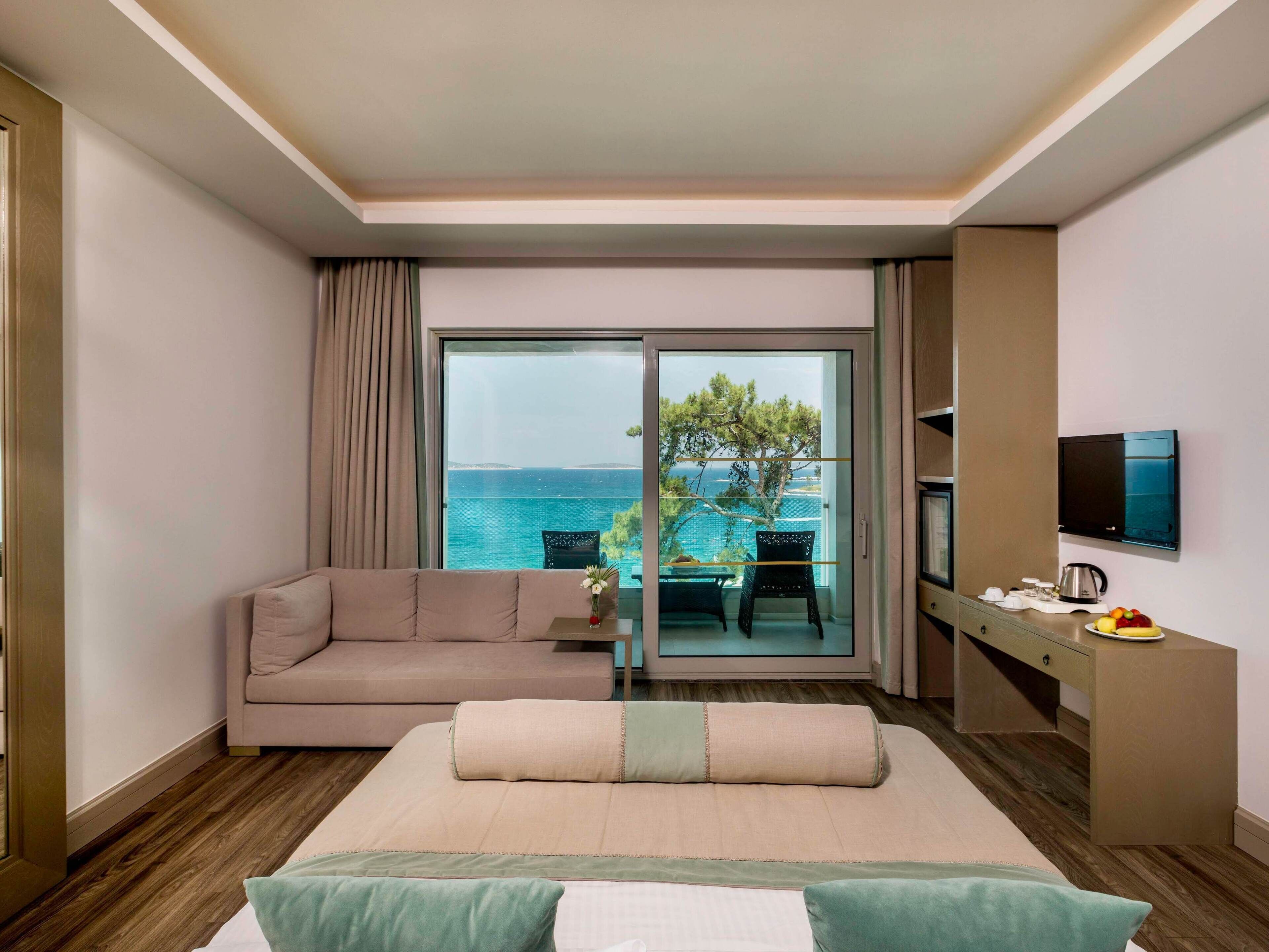 Deluxe kamer | Een minibar, een kluis op de kamer, verduisterende gordijnen