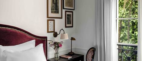 أغطية فراش متميزة وميني بار وخزنة داخل الغرفة وستائر تعتيم