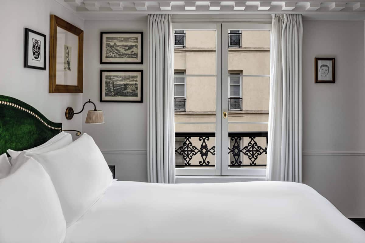 2 bedrooms, premium bedding, minibar, in-room safe