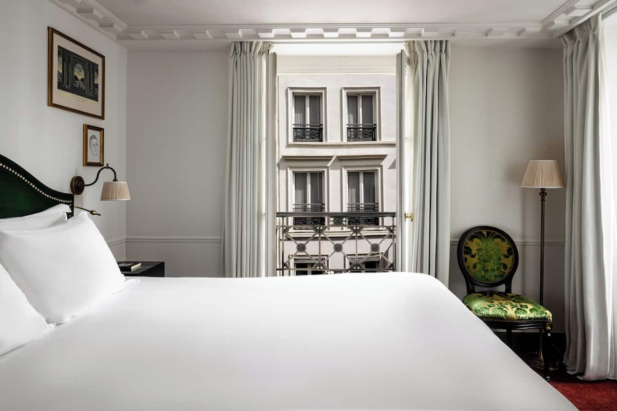 2 bedrooms, premium bedding, minibar, in-room safe