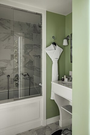 Designer toiletries, hair dryer, bathrobes, towels - La Chambre du Marais (Paris)