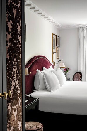 2 bedrooms, premium bedding, minibar, in-room safe