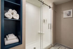 Chambre non-fumeurs, trĂšs grand lit | Douche de la salle de bain
