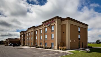 Guests can enjoy a convenient stay at this hotel, featuring a flat roof and a well-maintained parking lot.