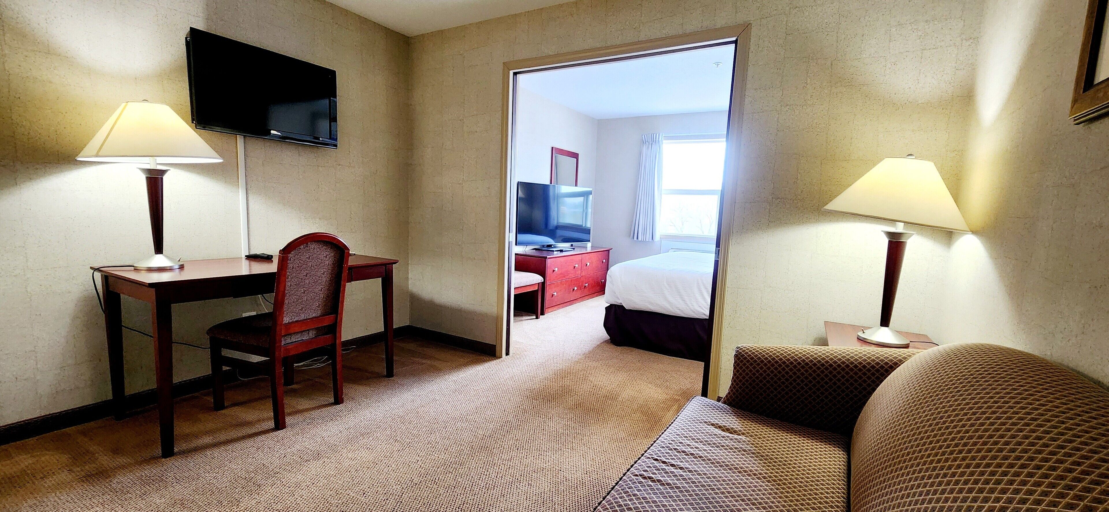 Business Room, 1 King Bed | Desk, iron/ironing board, free WiFi, bed sheets