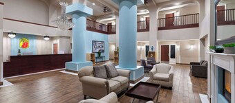 수퍼 8 바이 윈덤 러벅 웨스트