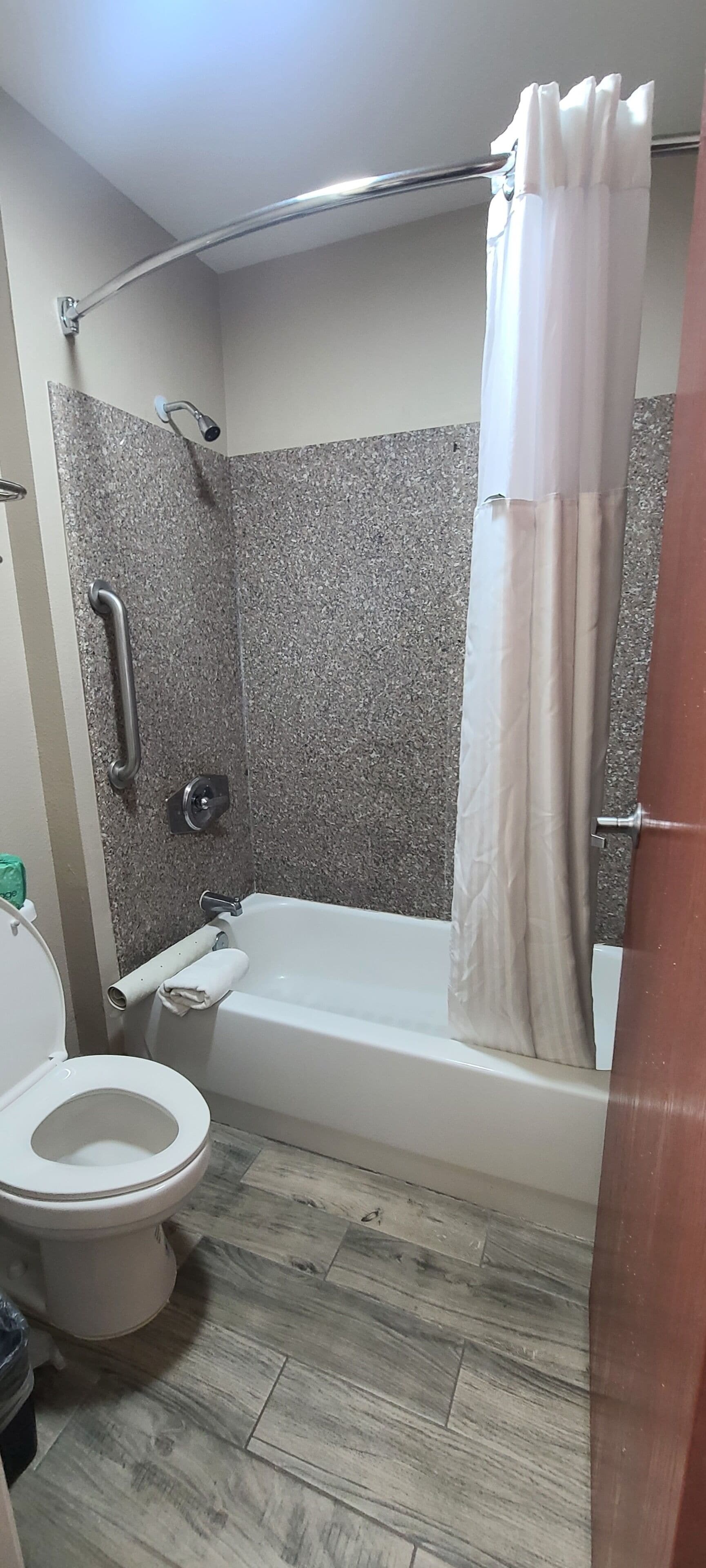 Un baño con ducha, inodoro y bañera.