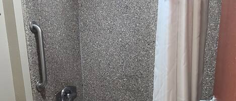 Un baño con ducha, inodoro y bañera.