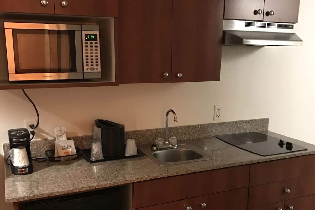 Cocina privada | Refrigerador, microondas y cafetera y tetera