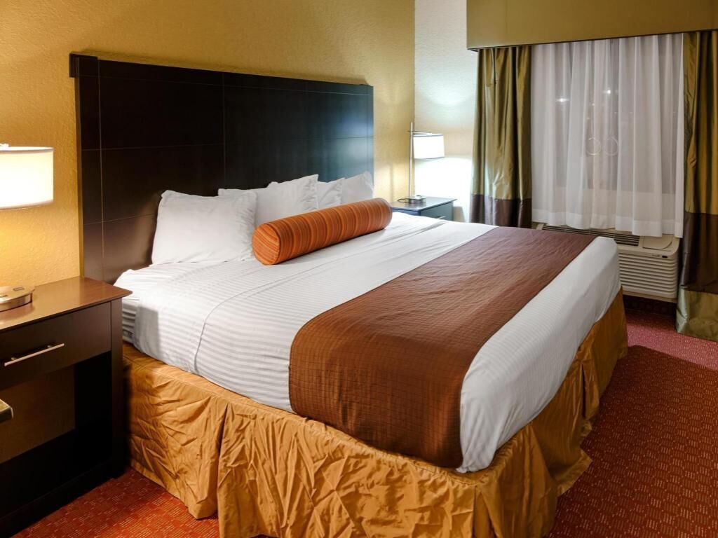 Premium bedding, in-room safe, desk, laptop workspace