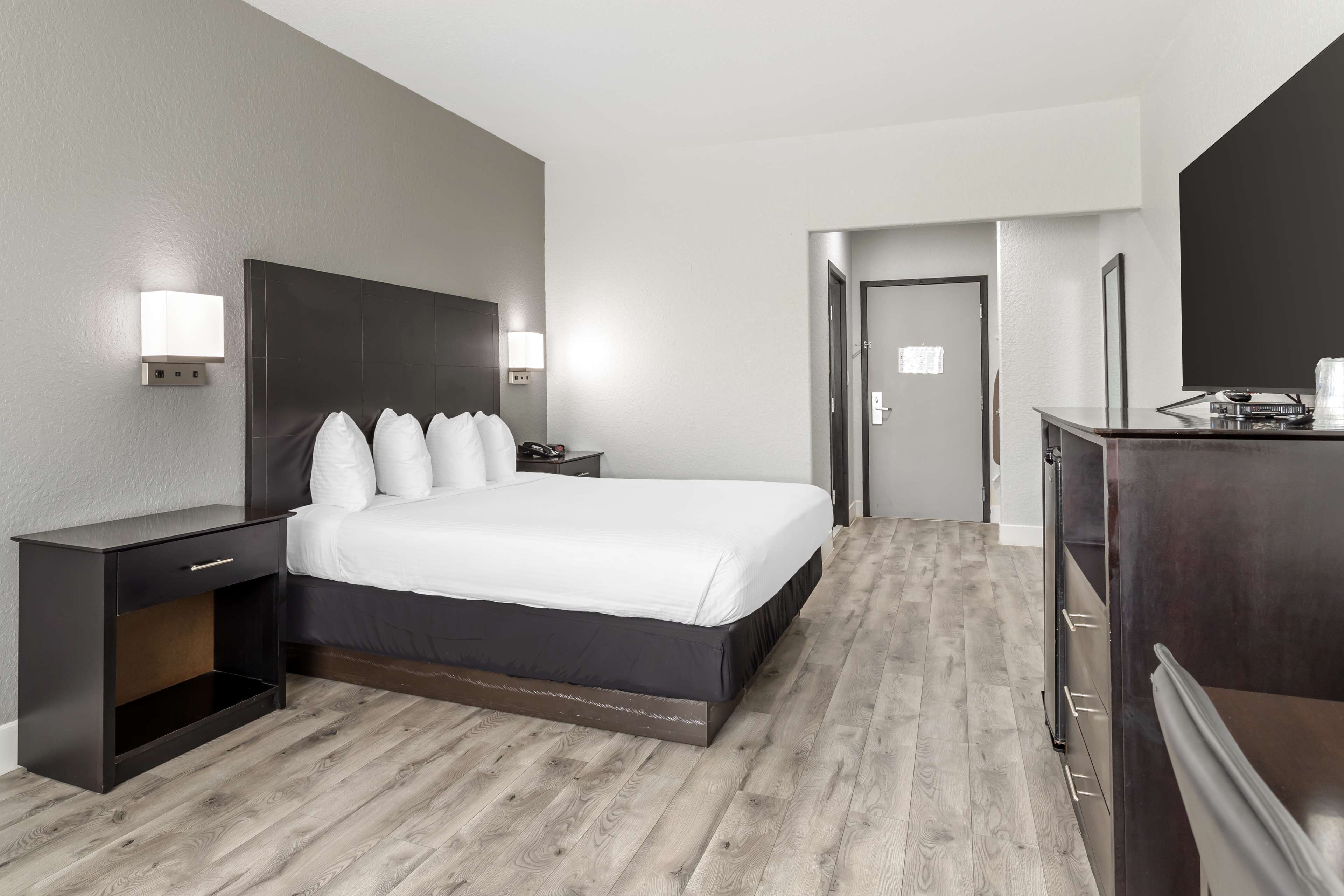 スタンダード ルーム キングベッド 1 台 禁煙 冷蔵庫 &amp; 電子レンジ | 高級寝具、セーフティボックス (室内)、デスク、ノートパソコン用作業スペース