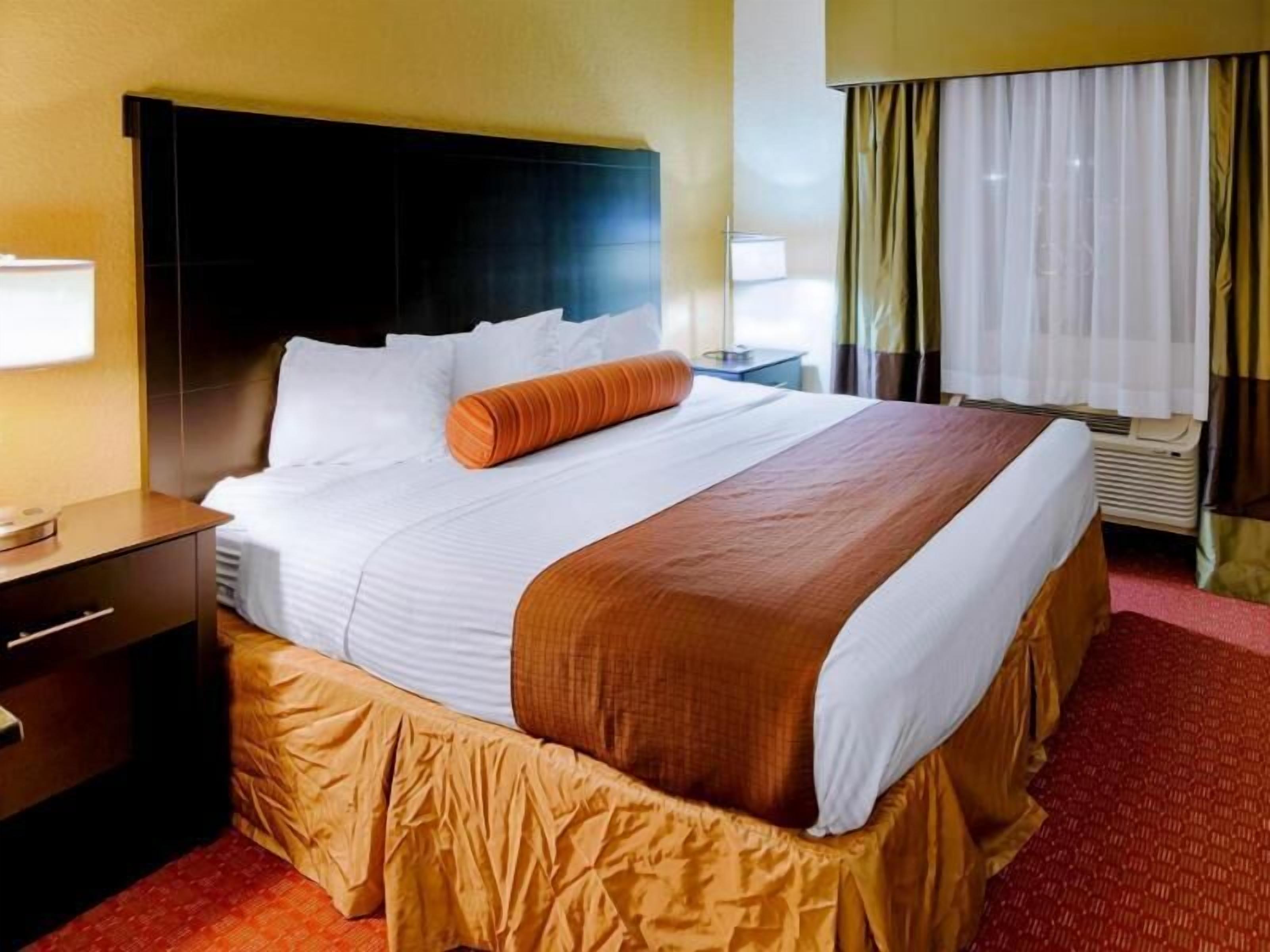 Premium bedding, in-room safe, desk, laptop workspace