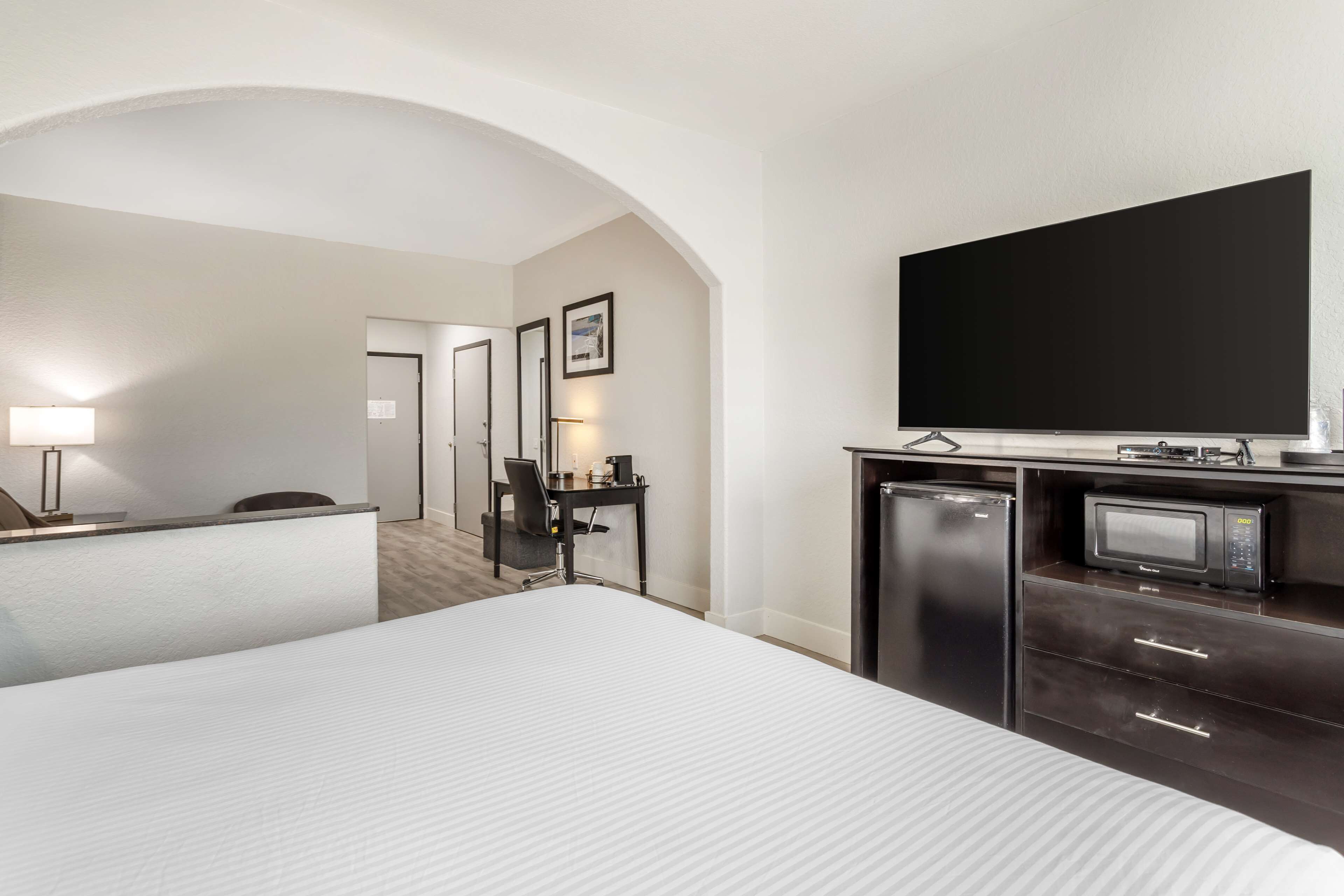 Premium bedding, in-room safe, desk, laptop workspace