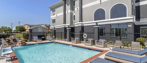 Un hôtel doté d’une piscine, d’un espace extérieur aménagé et d’une enseigne indiquant « Best Western ».