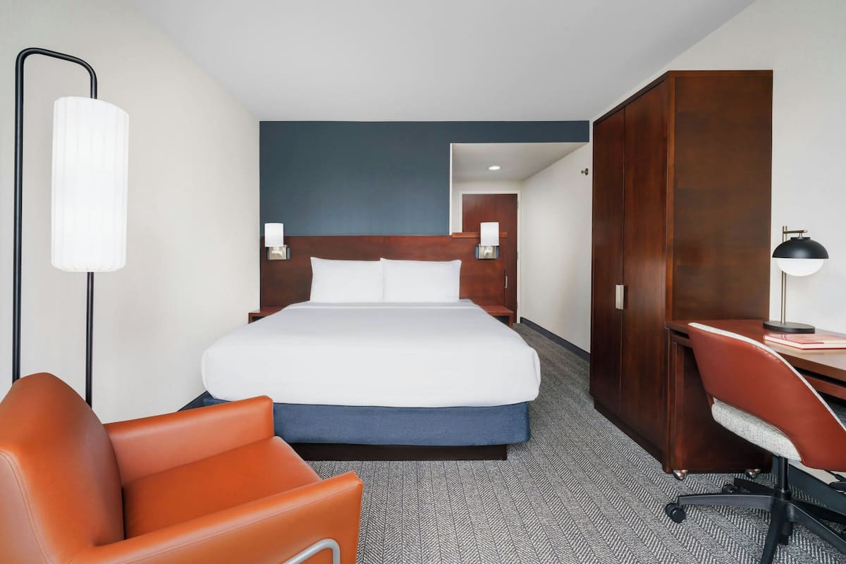 Room, 1 King Bed, Non Smoking | 1 bedroom, premium bedding, in-room safe, desk