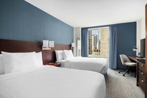 Quarto, 2 camas Queen | Roupas de cama premium, cofres nos quartos, escrivaninha