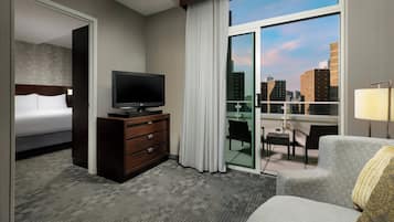 Suite ejecutiva, 1 habitación, balcón | Ropa de cama de alta calidad, caja fuerte, escritorio y cortinas opacas