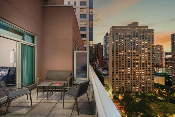 Executive Suite, 1 Bedroom, Non Smoking, Balcony | 1 bedroom, premium bedding, in-room safe, desk